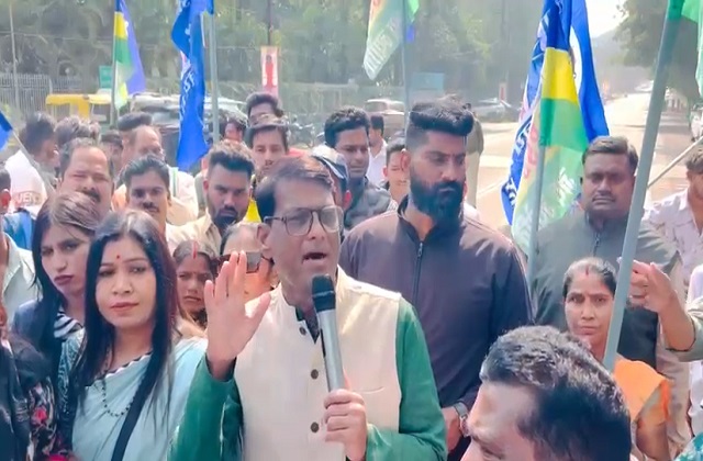 सिविल जज भर्ती के खिलाफ दलित पिछड़ा समाज संगठन ने किया प्रदर्शन