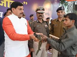 बालाघाट में सबसे बड़ा समर्पण: मुख्यमंत्री के सामने 77 लाख के इनामी नक्सली समेत 10 ने डाले हथियार