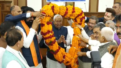 Bihar CM Oath: बिहार के नए सीएम को लेकर किसने क्या कहा? विधायक दल से नेता चुने गए नीतीश कल लेंगे शपथ