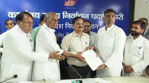  मतदाता सूची में गड़बड़ी, दिग्विजय सिंह पहुंचे चुनाव आयोग