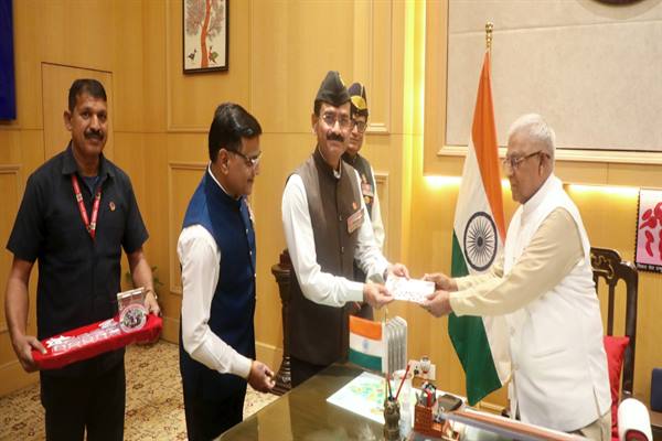 राज्यपाल श्री पटेल को सशस्त्र सेना झंडा दिवस पर लगाया गया ध्वज
