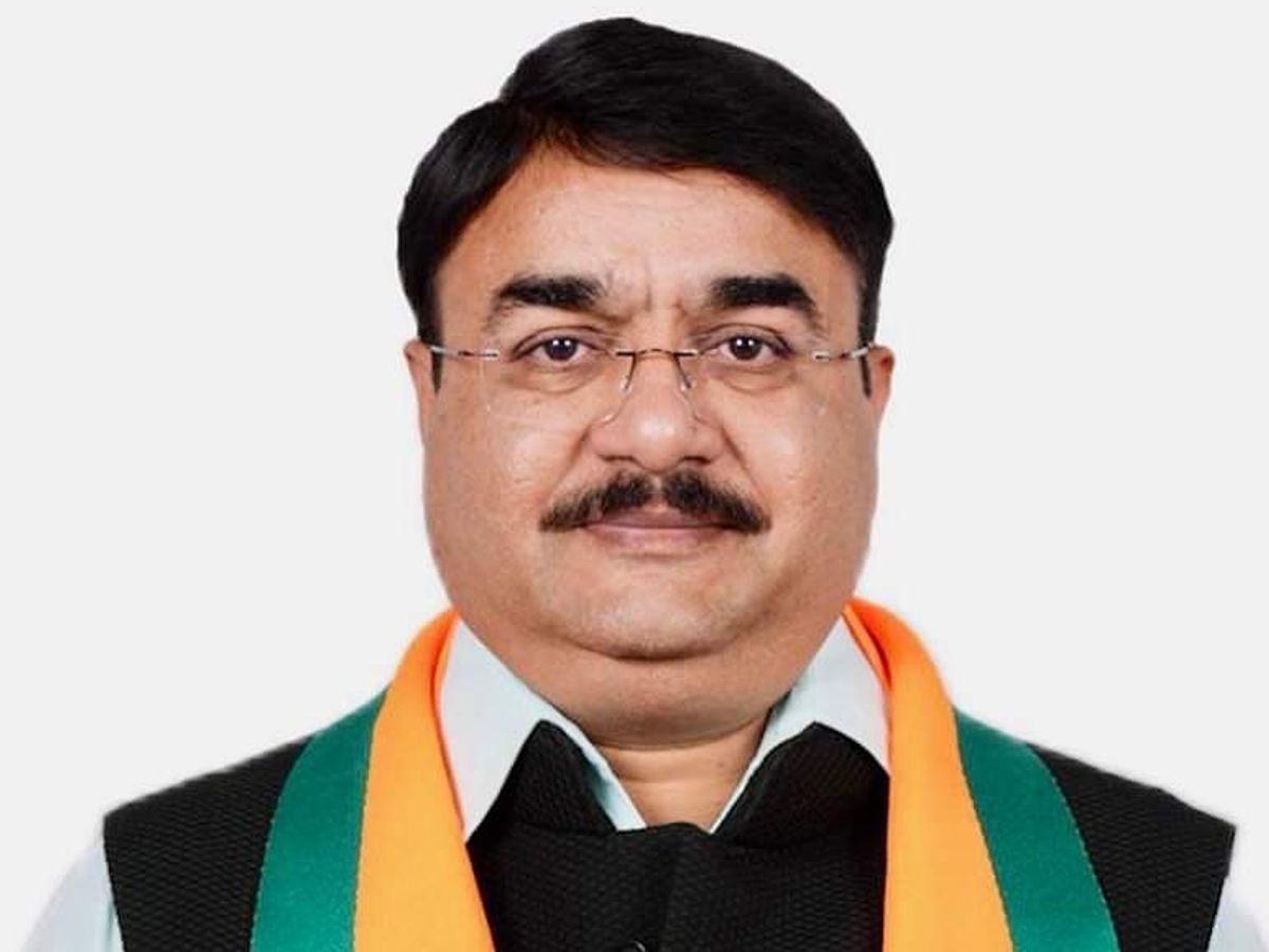 रेस्टोरेंट में टेबल नहीं मिली तो बिफरे मंत्री नरेंद्र शिवाजी पटेल