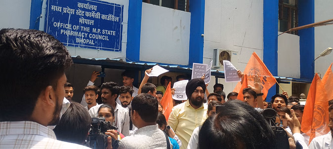 Bhopal: फार्मेसी काउंसिल में रजिस्ट्रेशन के लिए करना पड़ रहा एक से डेढ़ साल तक इंतजार, ABVP ने किया प्रदर्शन